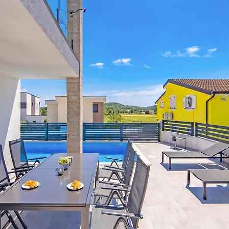 Andreas With Private Pool - Happy Holiday home Porec