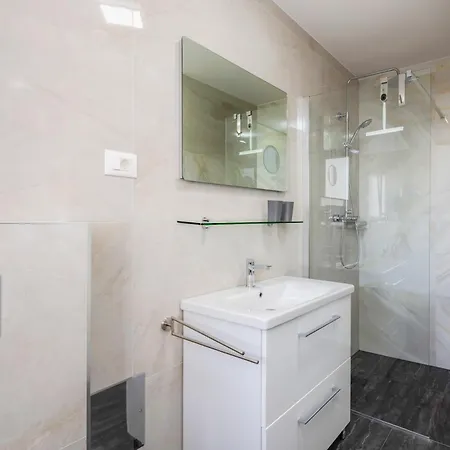 Andreas With Private Pool - Happy Holiday home Porec