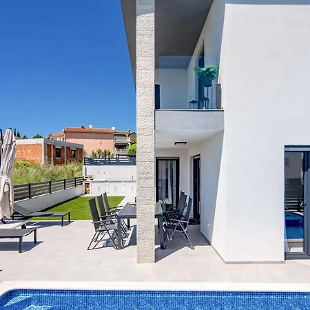 Andreas With Private Pool - Happy Holiday home Porec